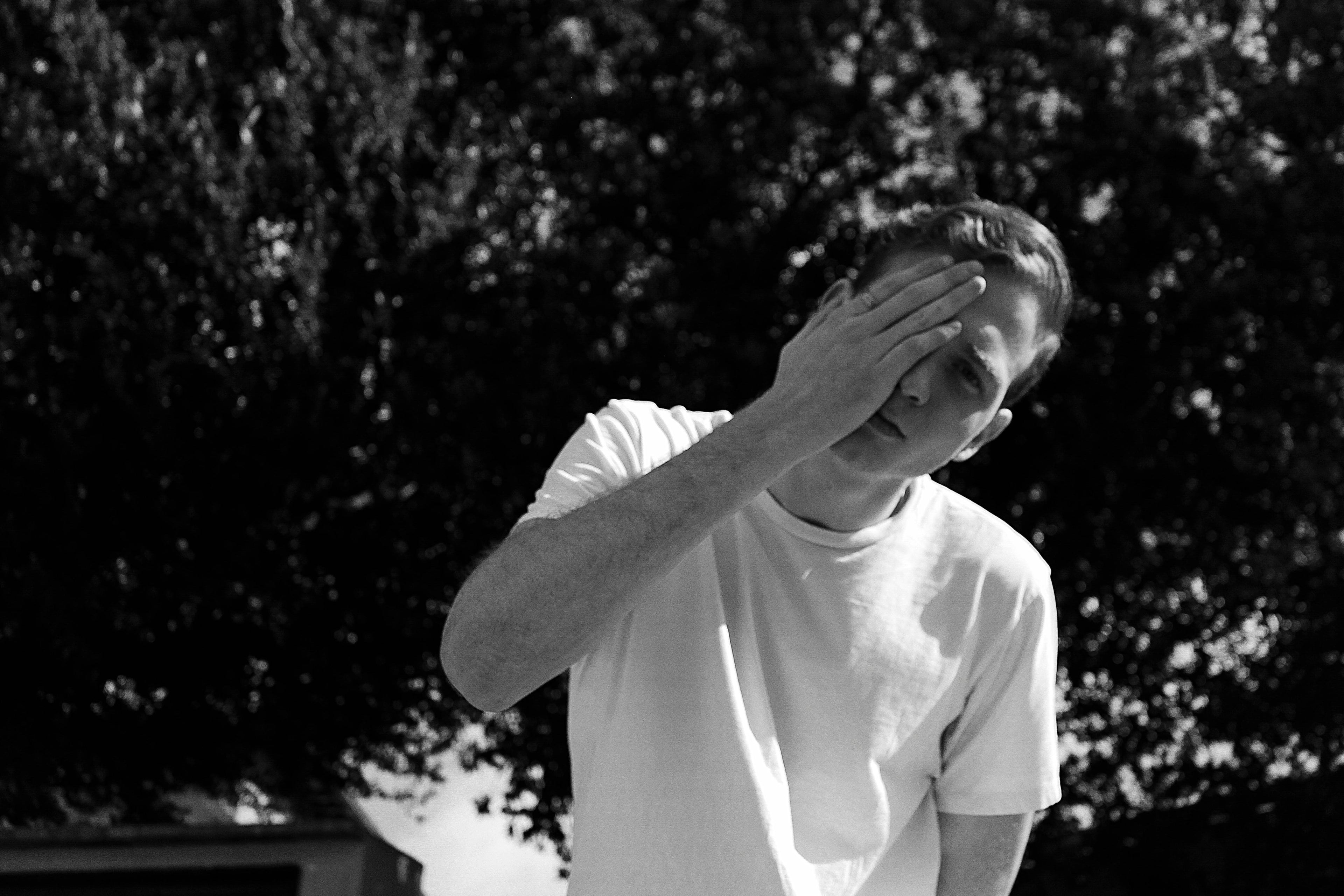 Comment personnaliser un t-shirt sans perdre son élégance : le secret des dress codes old money modernes